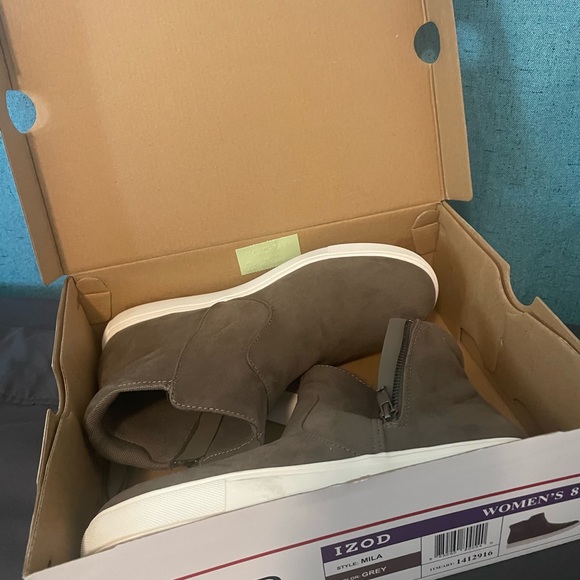 Woman’s IZOD booty style sneaker Sz 8 - Picture 2 of 3